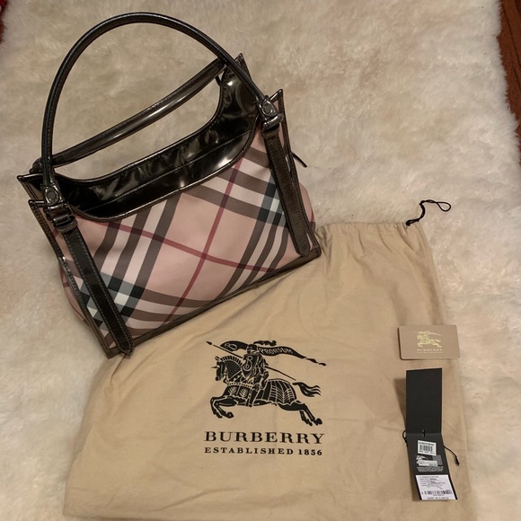 Burberry Handbags - 😍Burberry Ashmore Nova Check handbag😍